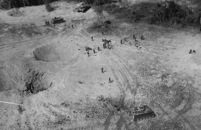 tim kiem hai cot liet si mat tran hang bau Quân đội Úc đang thu dọn chiến trường sau trận chiến diễn ra vào tháng 5/1968